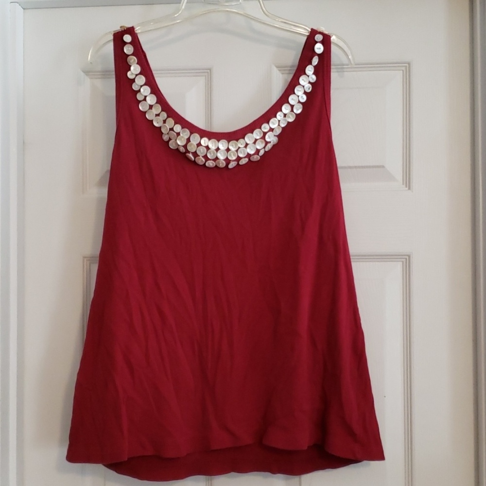 Wine colored tanktop with button accents